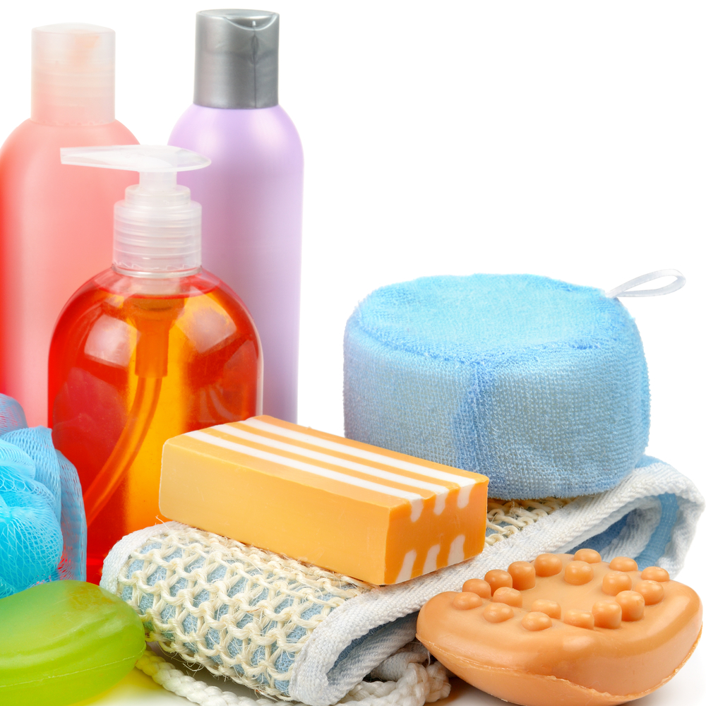 洗发水肥皂和沐浴海绵隔离在白色背景上各种个人卫生用品面部和身体皮肤护理
